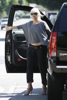 Gwen Stefani feet photo thumbnail
