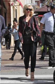 Gwen Stefani feet photo thumbnail