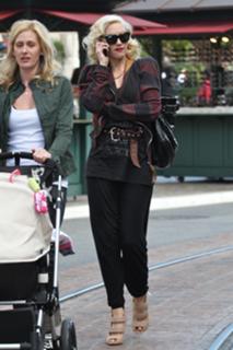 Gwen Stefani feet photo thumbnail