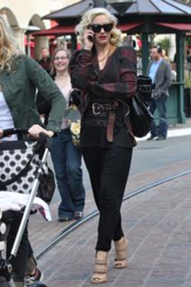 Gwen Stefani feet photo thumbnail