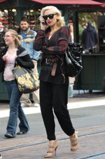 Gwen Stefani feet photo thumbnail