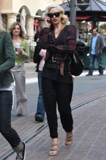 Gwen Stefani feet photo thumbnail