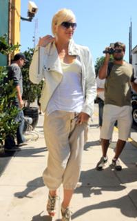 Gwen Stefani feet photo thumbnail