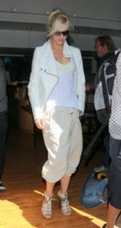 Gwen Stefani feet photo thumbnail
