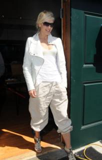 Gwen Stefani feet photo thumbnail