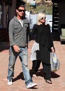 Gwen Stefani feet photo thumbnail