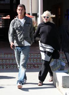 Gwen Stefani feet photo thumbnail