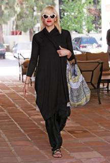 Gwen Stefani feet photo thumbnail