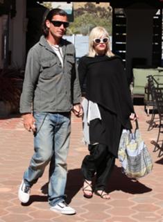 Gwen Stefani feet photo thumbnail