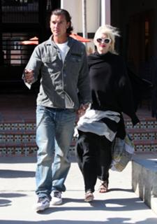 Gwen Stefani feet photo thumbnail