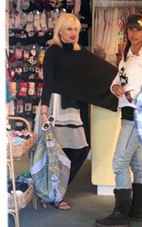 Gwen Stefani feet photo thumbnail