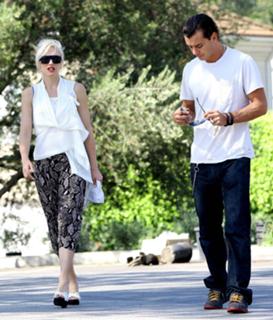 Gwen Stefani feet photo thumbnail