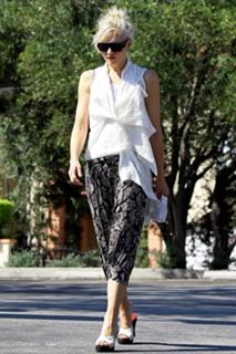 Gwen Stefani feet photo thumbnail