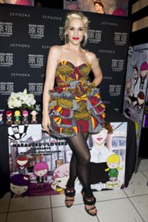 Gwen Stefani feet photo thumbnail