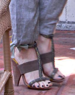 Gwen Stefani feet photo thumbnail