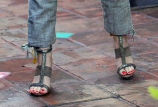 Gwen Stefani feet photo thumbnail