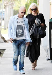 Gwen Stefani feet photo thumbnail