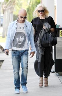 Gwen Stefani feet photo thumbnail