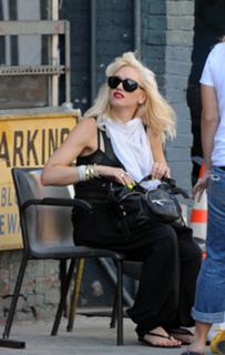 Gwen Stefani feet photo thumbnail