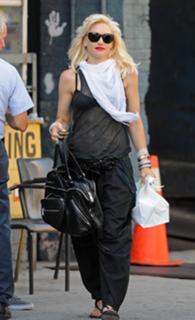 Gwen Stefani feet photo thumbnail