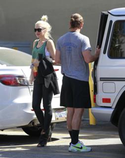 Gwen Stefani feet photo thumbnail