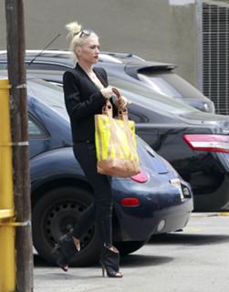 Gwen Stefani feet photo thumbnail