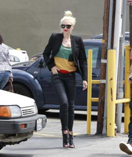 Gwen Stefani feet photo thumbnail