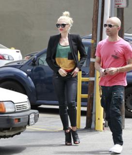 Gwen Stefani feet photo thumbnail