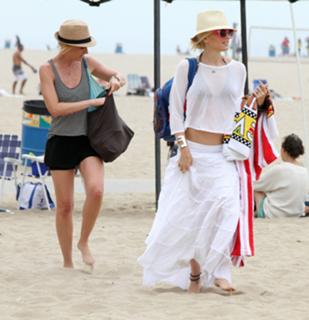 Gwen Stefani feet photo thumbnail