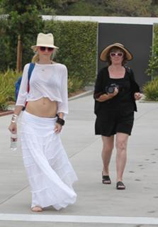 Gwen Stefani feet photo thumbnail