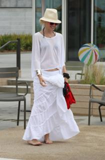 Gwen Stefani feet photo thumbnail