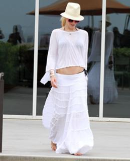 Gwen Stefani feet photo thumbnail