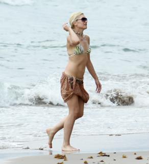 Gwen Stefani feet photo thumbnail