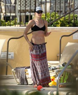 Gwen Stefani feet photo thumbnail