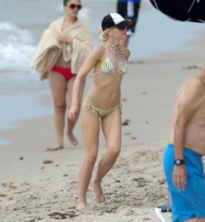 Gwen Stefani feet photo thumbnail