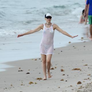 Gwen Stefani feet photo thumbnail