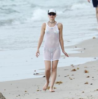 Gwen Stefani feet photo thumbnail