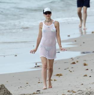 Gwen Stefani feet photo thumbnail