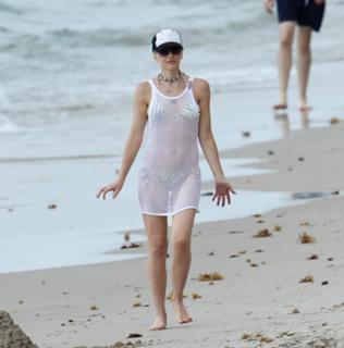 Gwen Stefani feet photo thumbnail