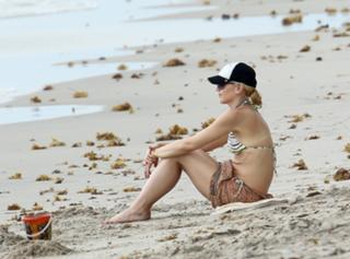 Gwen Stefani feet photo thumbnail