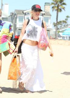 Gwen Stefani feet photo thumbnail