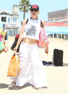 Gwen Stefani feet photo thumbnail