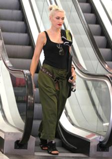 Gwen Stefani feet photo thumbnail