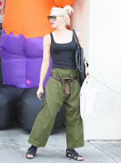 Gwen Stefani feet photo thumbnail