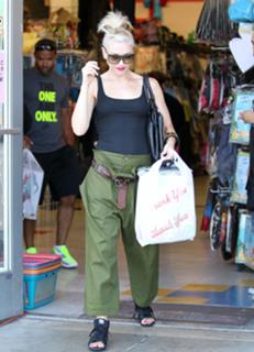 Gwen Stefani feet photo thumbnail