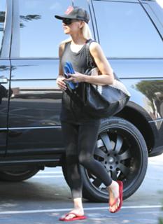 Gwen Stefani feet photo thumbnail