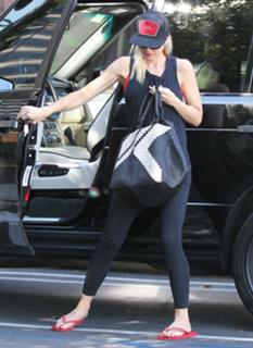 Gwen Stefani feet photo thumbnail