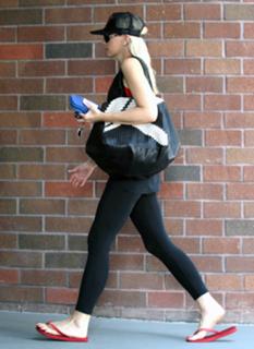 Gwen Stefani feet photo thumbnail