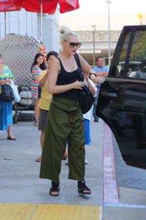 Gwen Stefani feet photo thumbnail