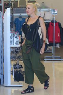 Gwen Stefani feet photo thumbnail